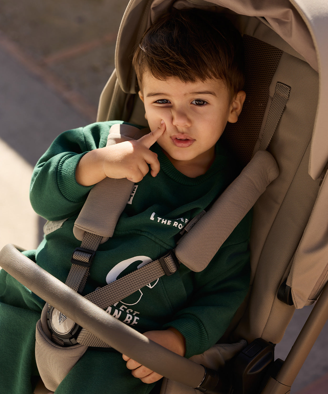El Venicci Tila Latte es un carrito de bebé premium que combina diseño, seguridad y confort. Incluye capazo amplio, silla reversible, chasis ligero y suspensión avanzada para ofrecer la mejor experiencia desde el nacimiento.